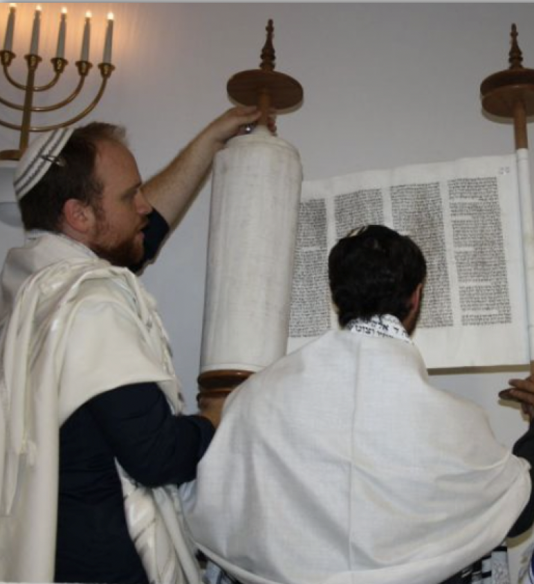 Lucas et Giuseppe portent la Torah